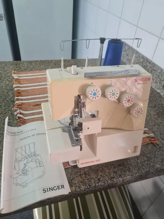 Máquina de Overlock Singer U344B