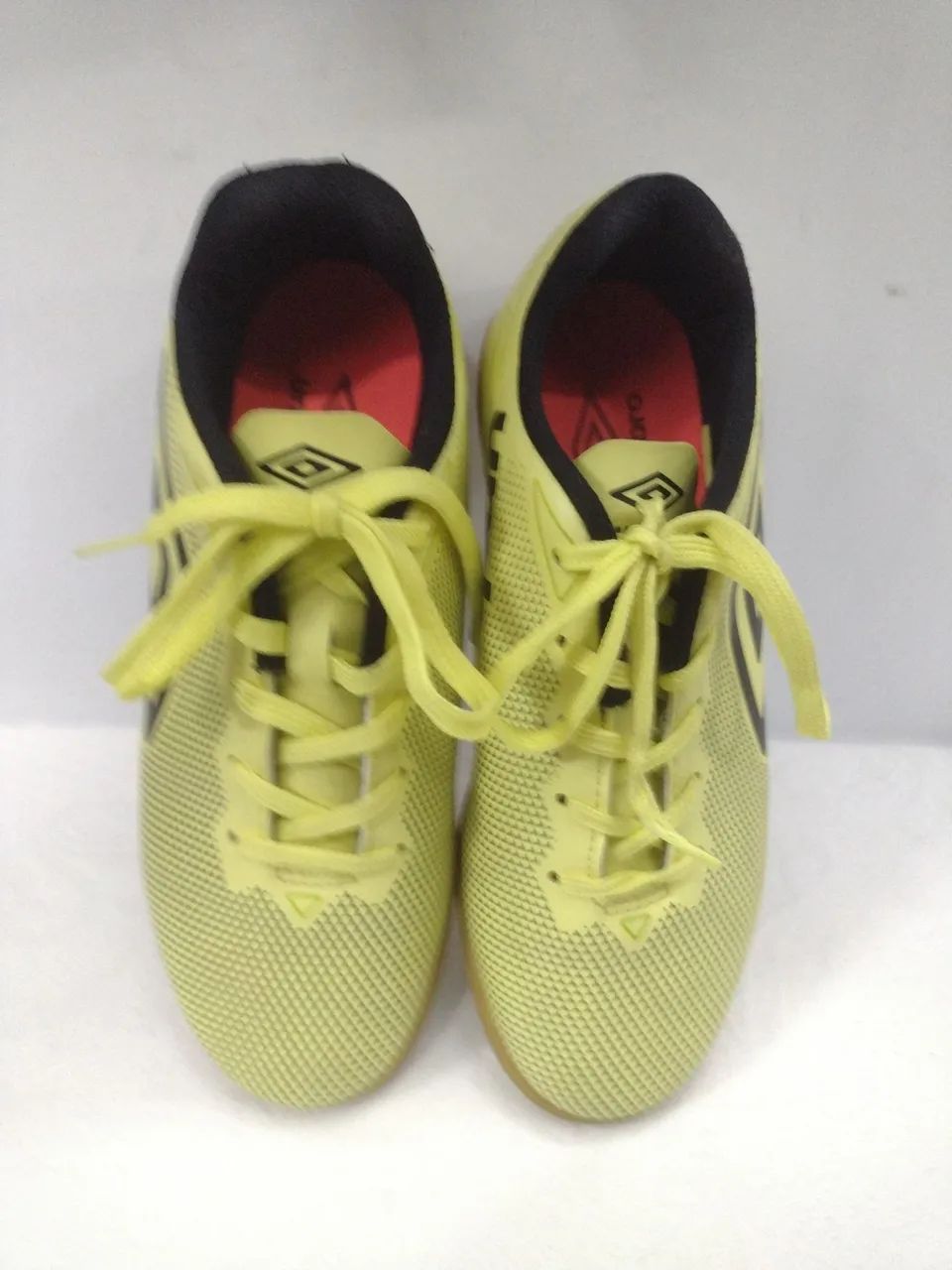 Chuteira futsal Umbro n.34 unissex em estado de nova - Foto 4