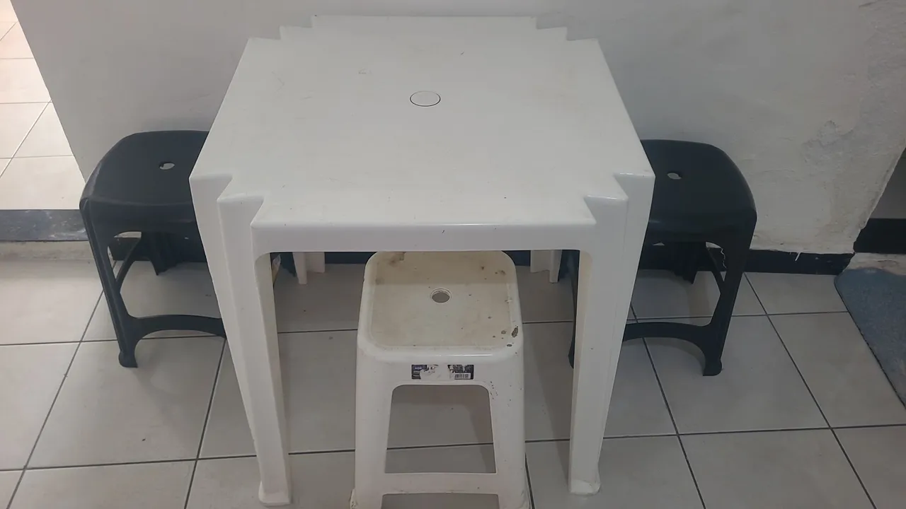Conjunto de mesa e 3 boncos de plástico