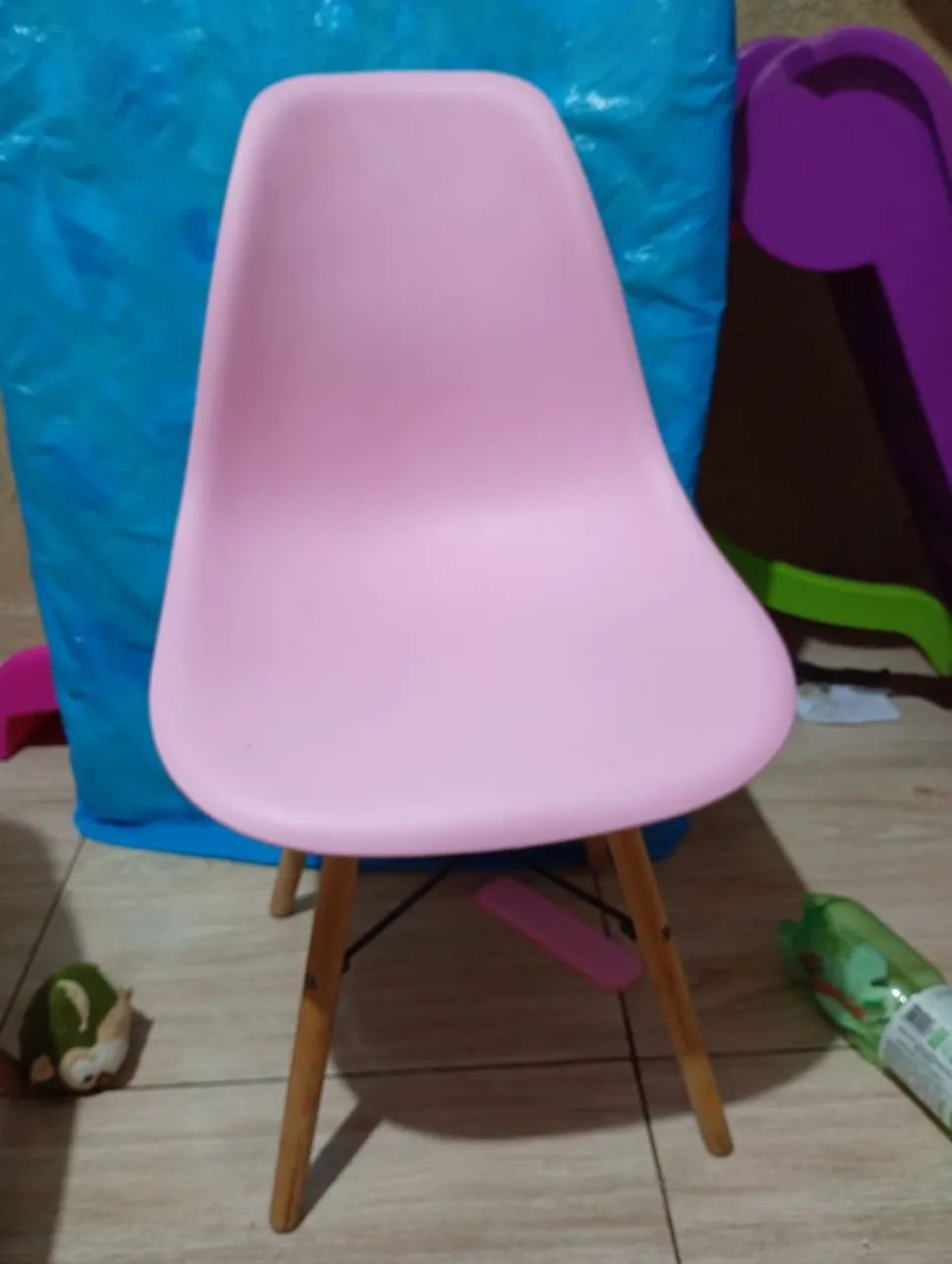 Cadeira Eiffel rosa semi nova - Foto 2