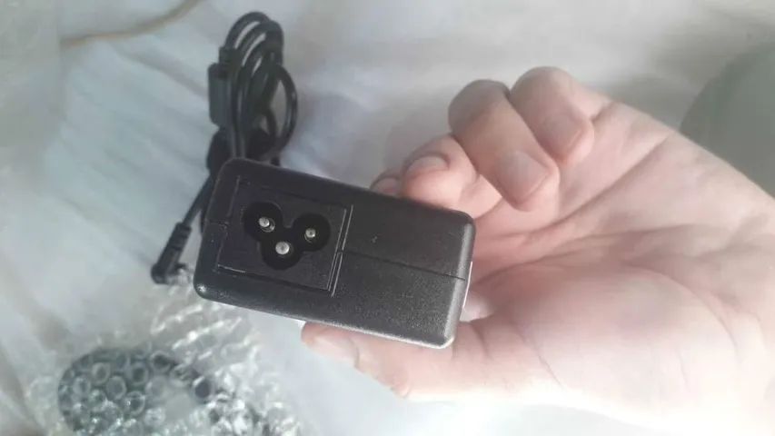 Fonte de alimentação nova na caixa (p/ notebook) - nunca usada - Foto 3