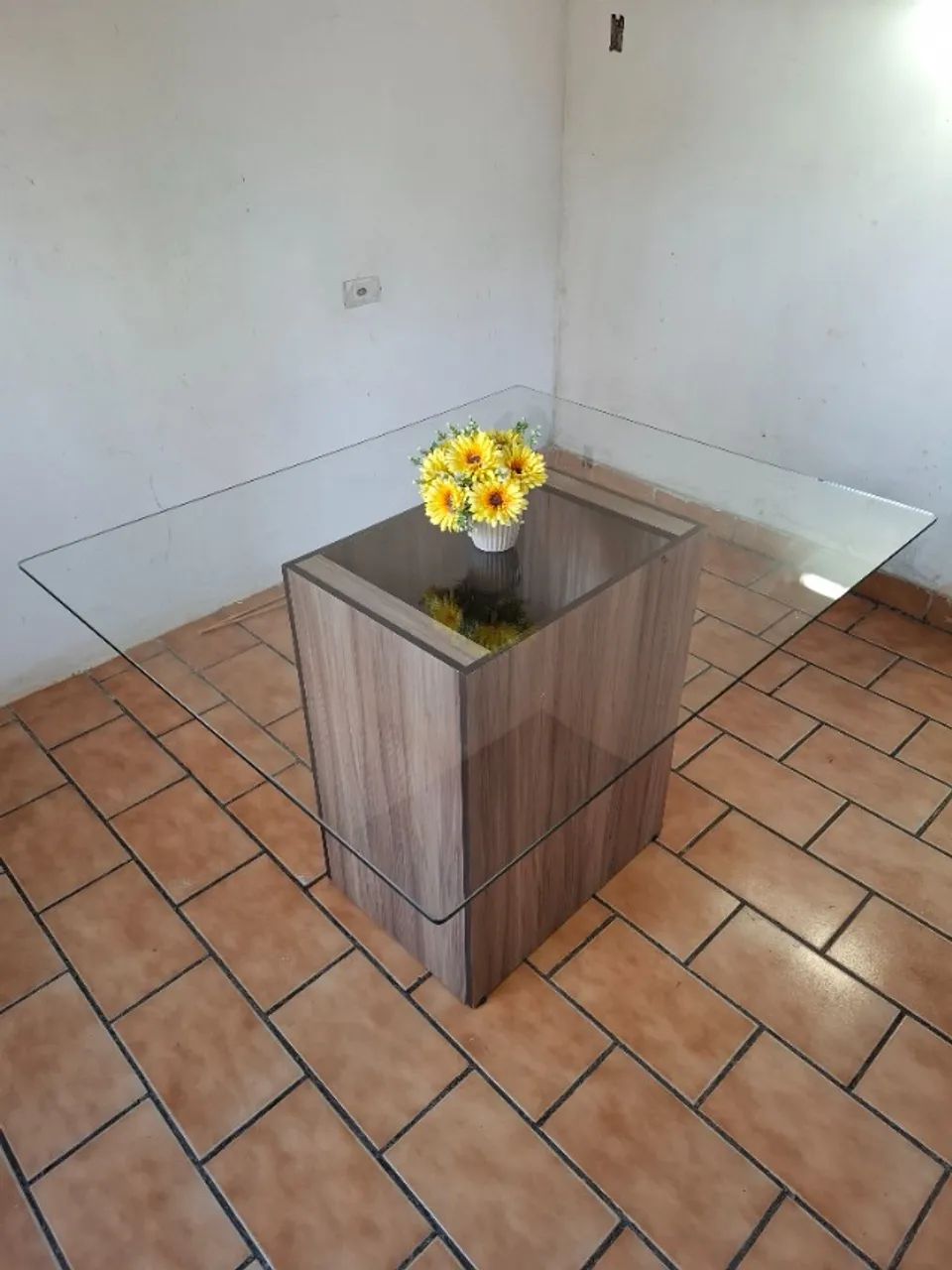 Mesa de jantar retangular com tampo de vidro temperado