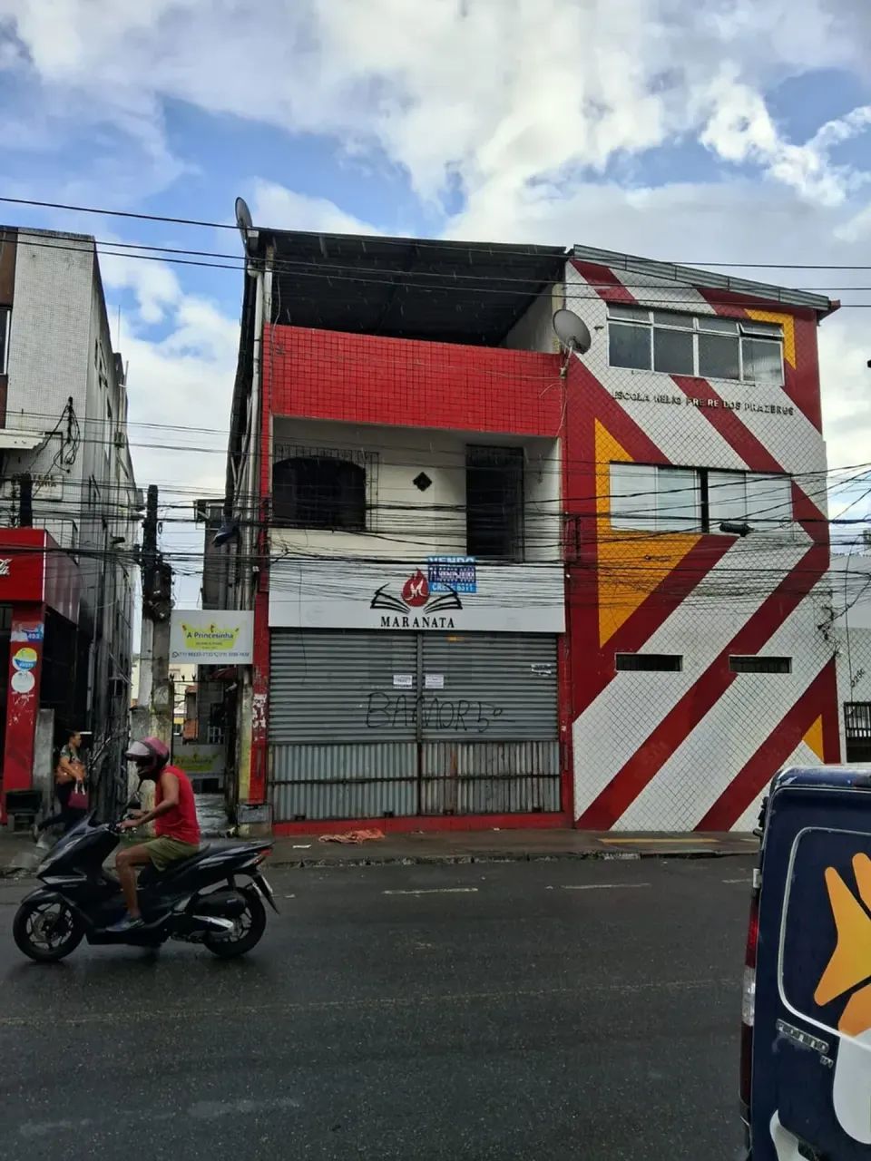 Prédio na rua Lima e Silva na Liberdade - Salvador - BA