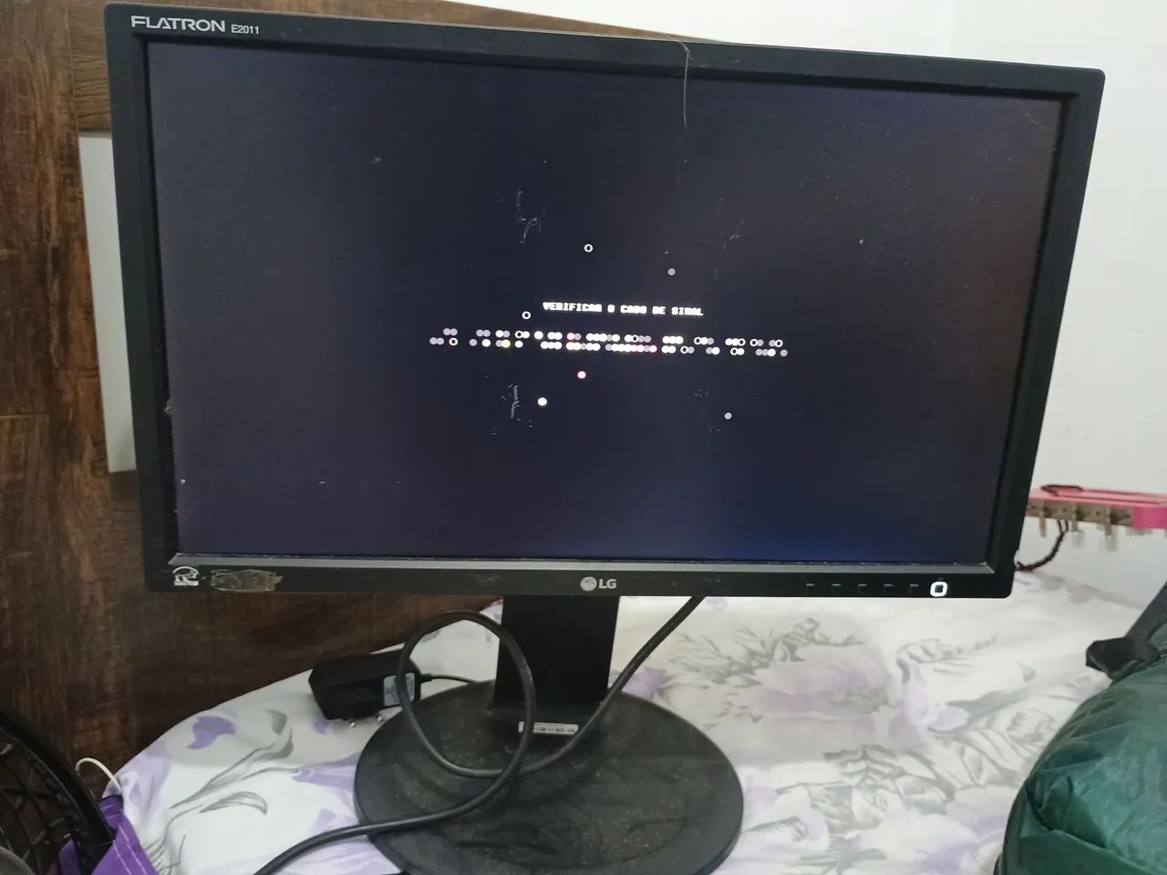 Monitor e alguns acessórios de computação  - Foto 2