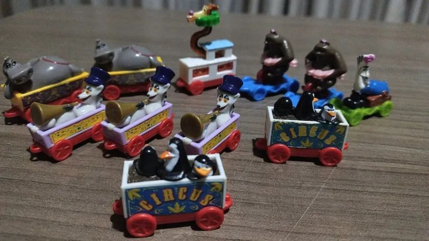 Kit brinquedos Kinder Ovo trem Madagascar