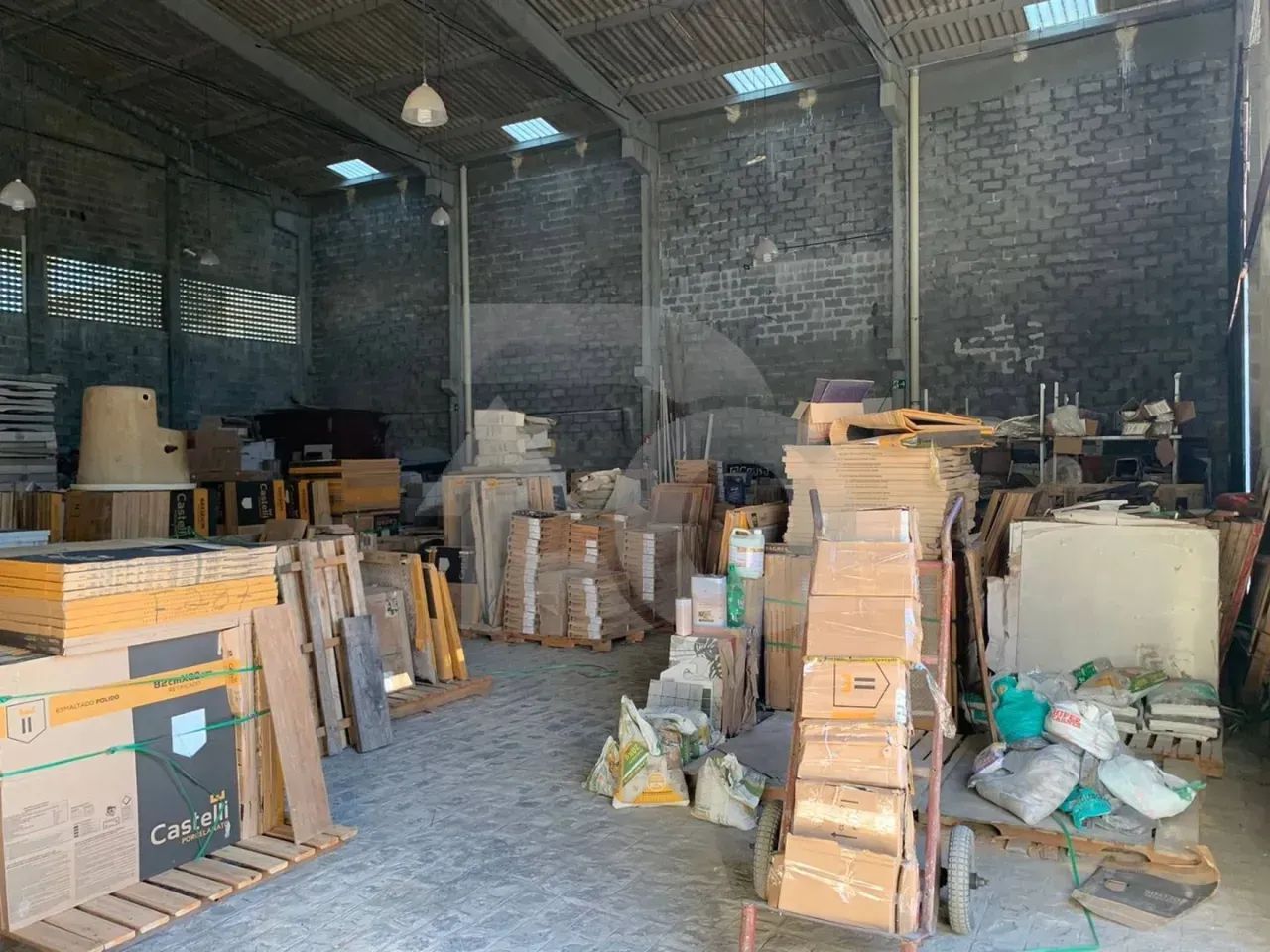 Galp ão com 600 m² e 5 Vagas de Garagem Para Venda no Bairro Aruana - Foto 4