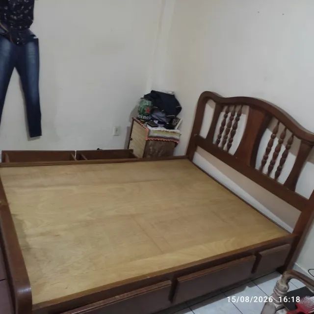 Cama de casal de madeira 