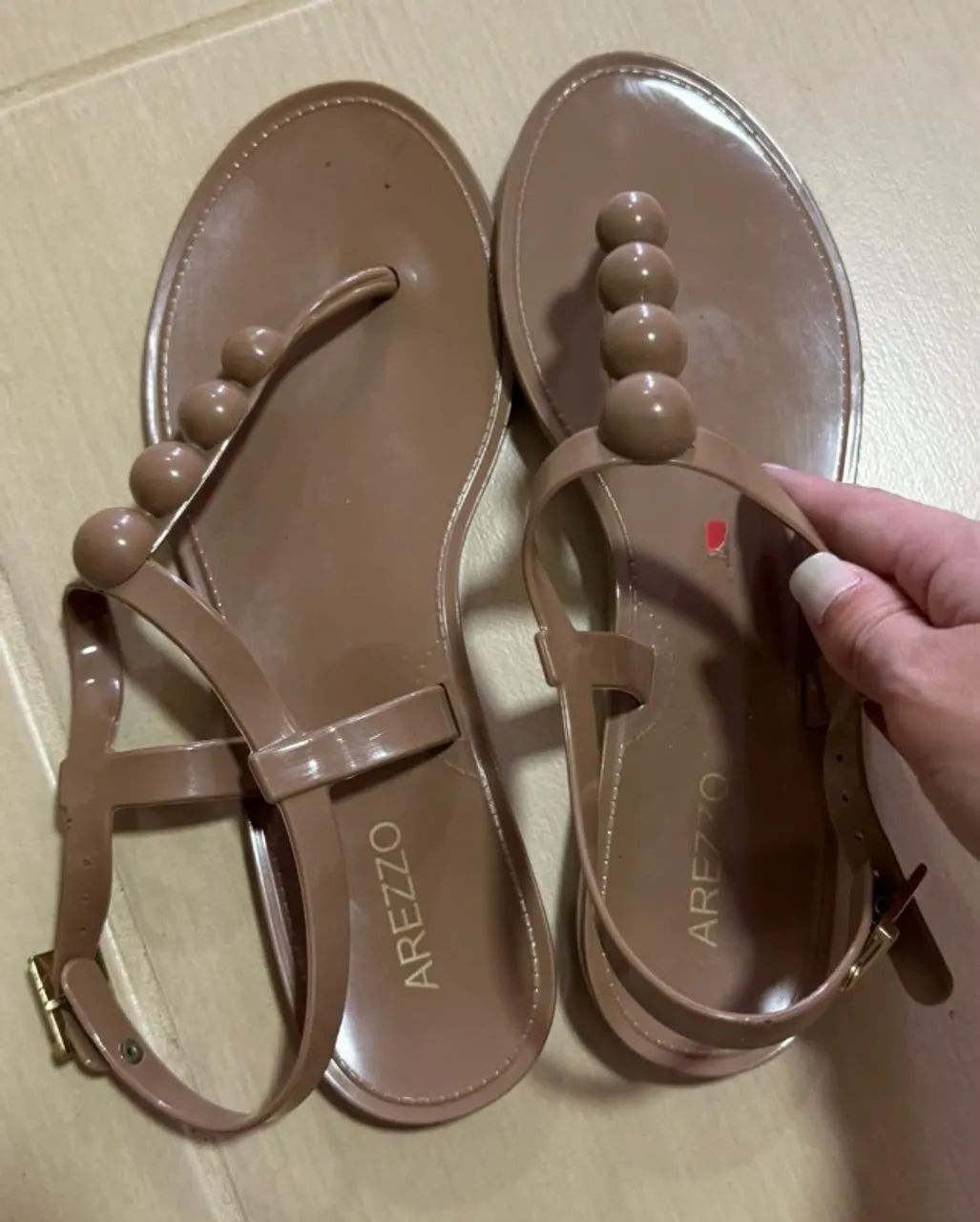 Rasteirinha Arezzo bege com detalhes em bolinhas Tam. 36