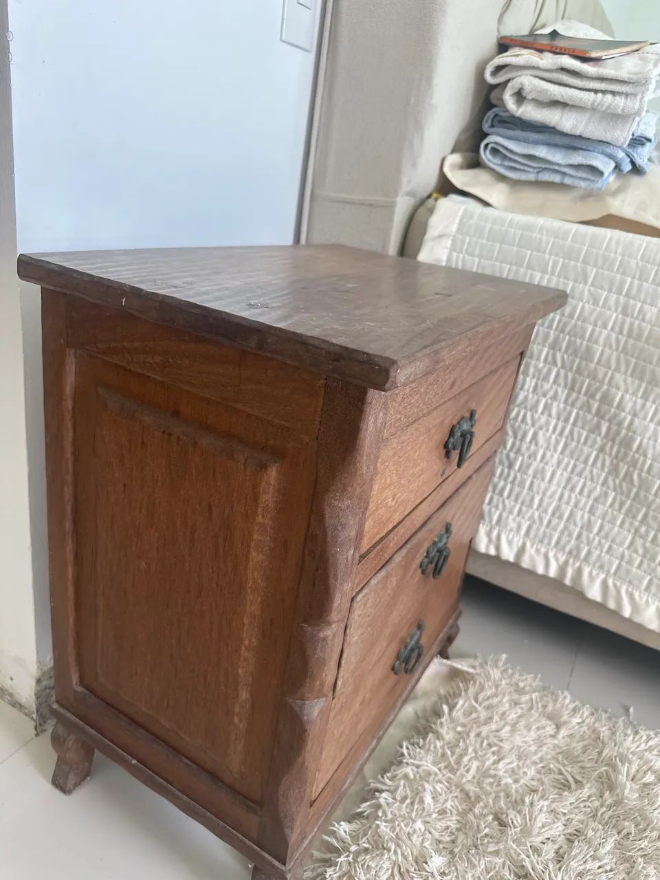Cômoda de cabeceira em madeira maciça 65579521454850121