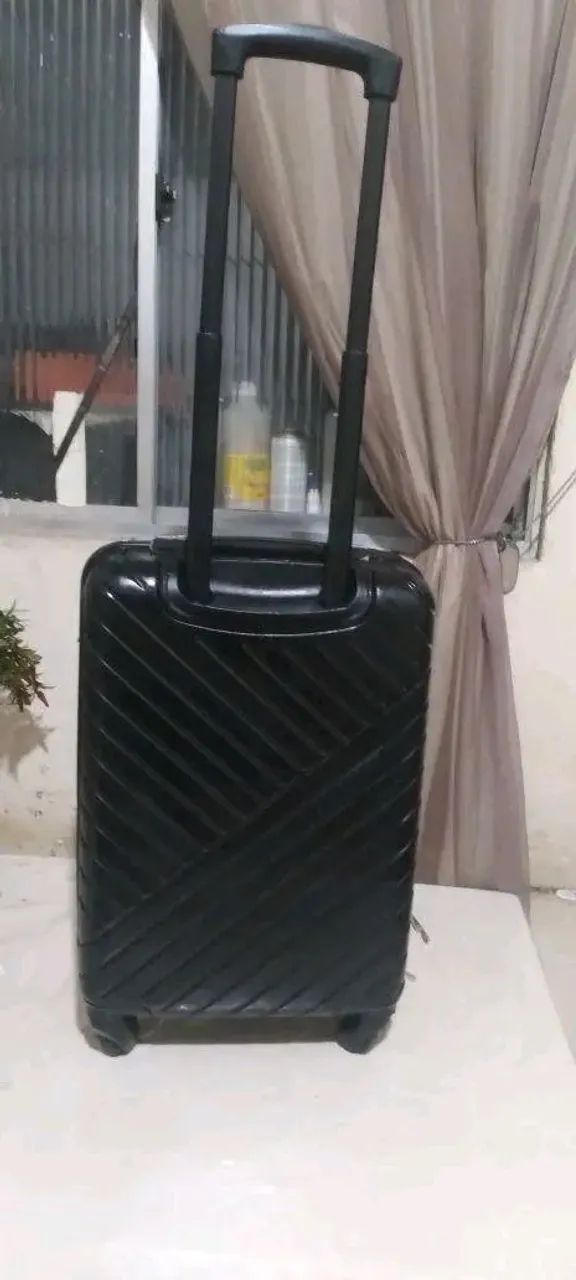 Vendo uma mala de material rígido de 10kg 
