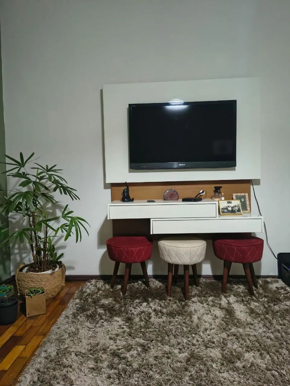 Painel para tv e puffs 