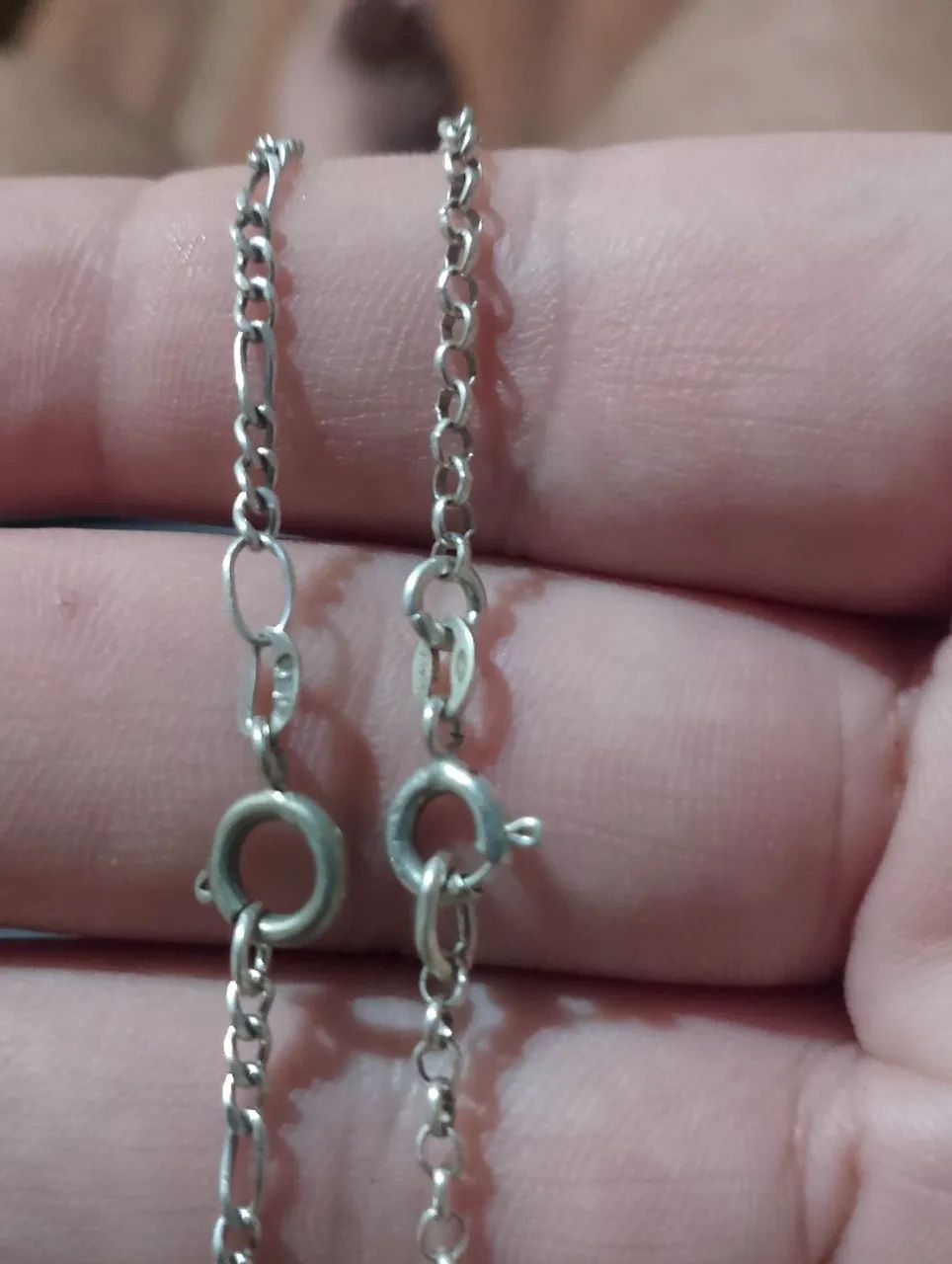 Duas pulseiras de prata. 
