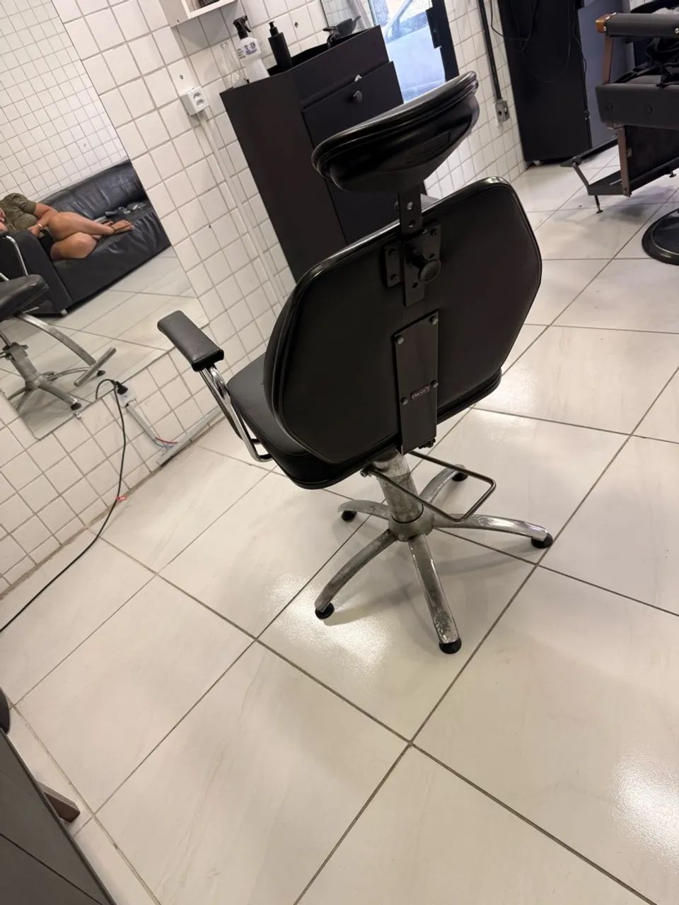 CADEIRA DE BARBEARIA USADA  - Foto 2