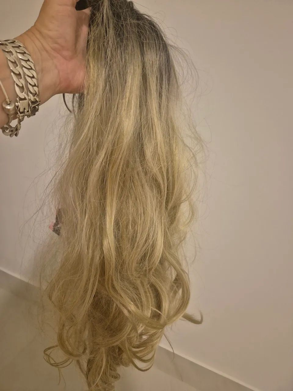 Peruca  longa/ lace franja louro com raiz esfumada