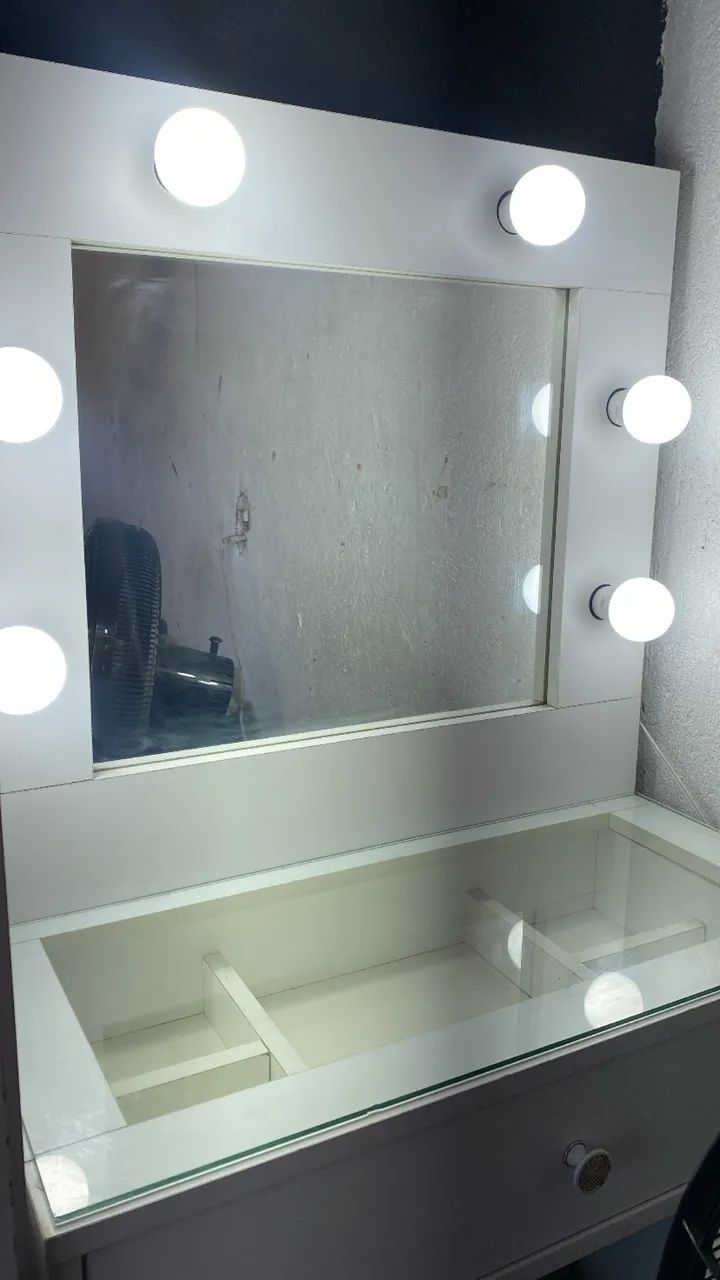 Vende-se penteadeira. 2 meses de uso.