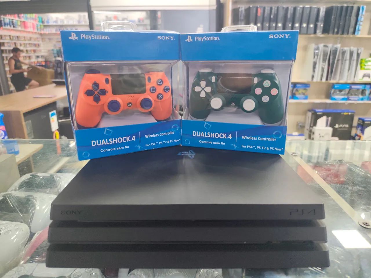 Playstation 4 pro/ 2 manetes/1 jogo / 10 meses garantia 