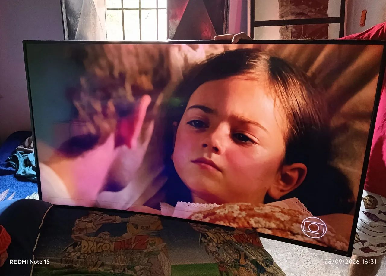 Vendo tv smart 65 polegadas modelo encurvada, possui 4 linhas quase imperceptível 