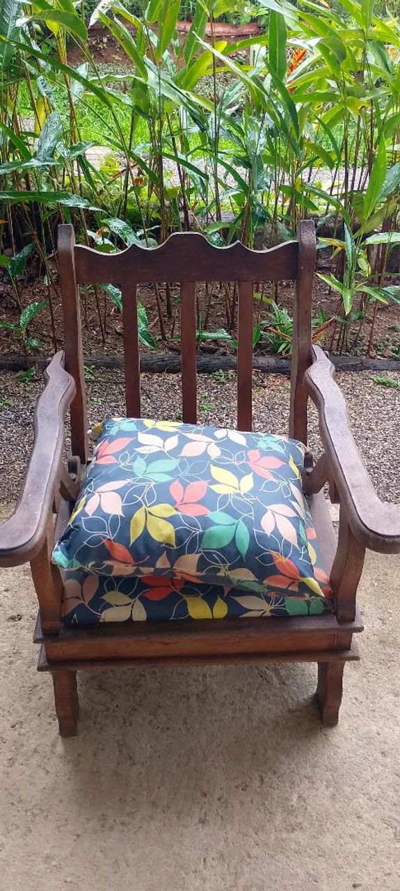 Poltrona de madeira antiga - Foto 4