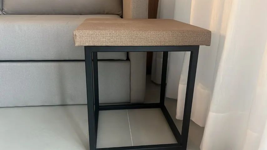Sofá retrátil cinza-claro + 2 banquetas estofadas. Excelente estado. - Foto 4