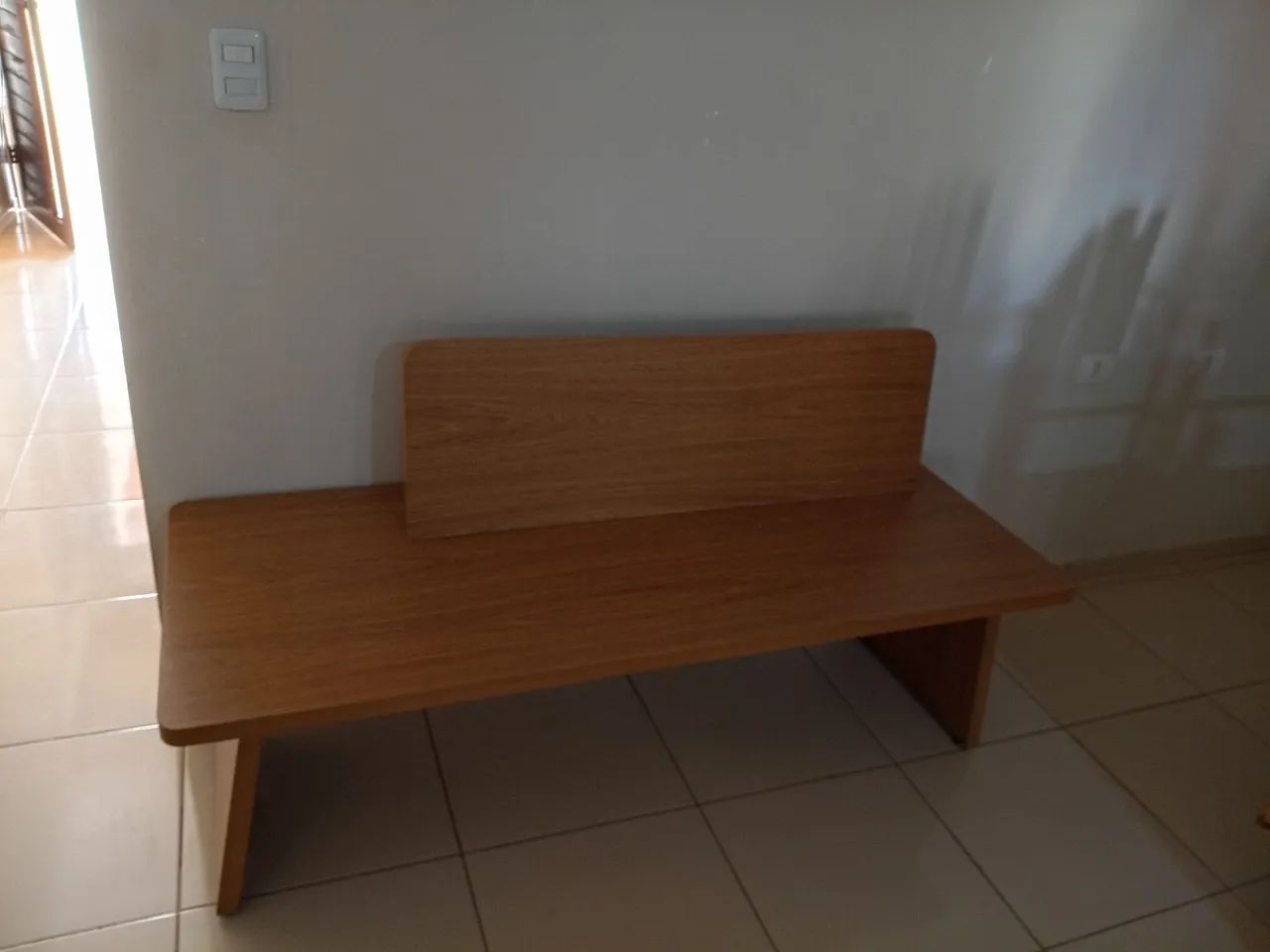 Dois Bancos de Madeira com Encosto - Estilo Moderno e Sofisticado