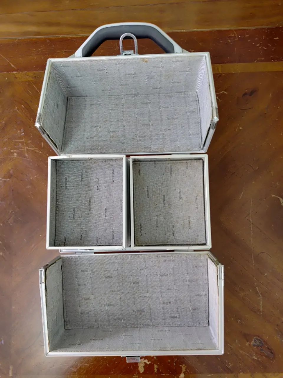 Maleta de Maquiagem Aluminio Usada P-87 - Foto 5