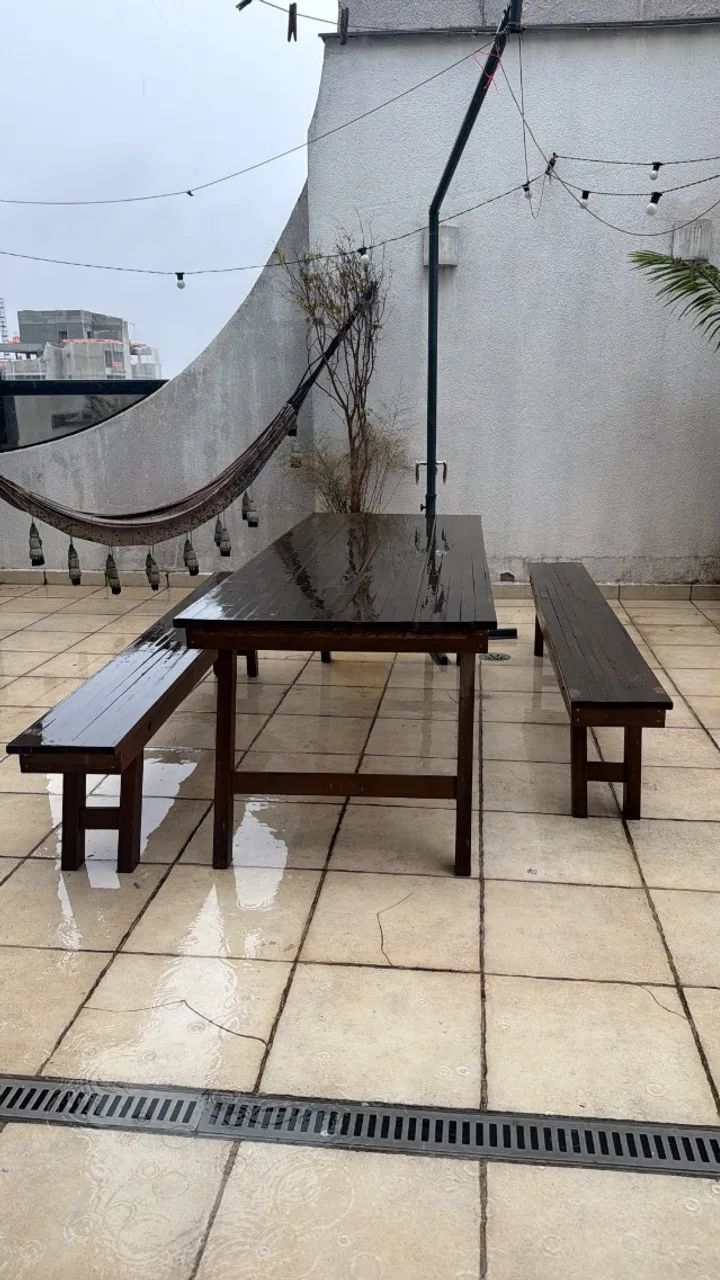 Mesa area externa com bancos em madeira