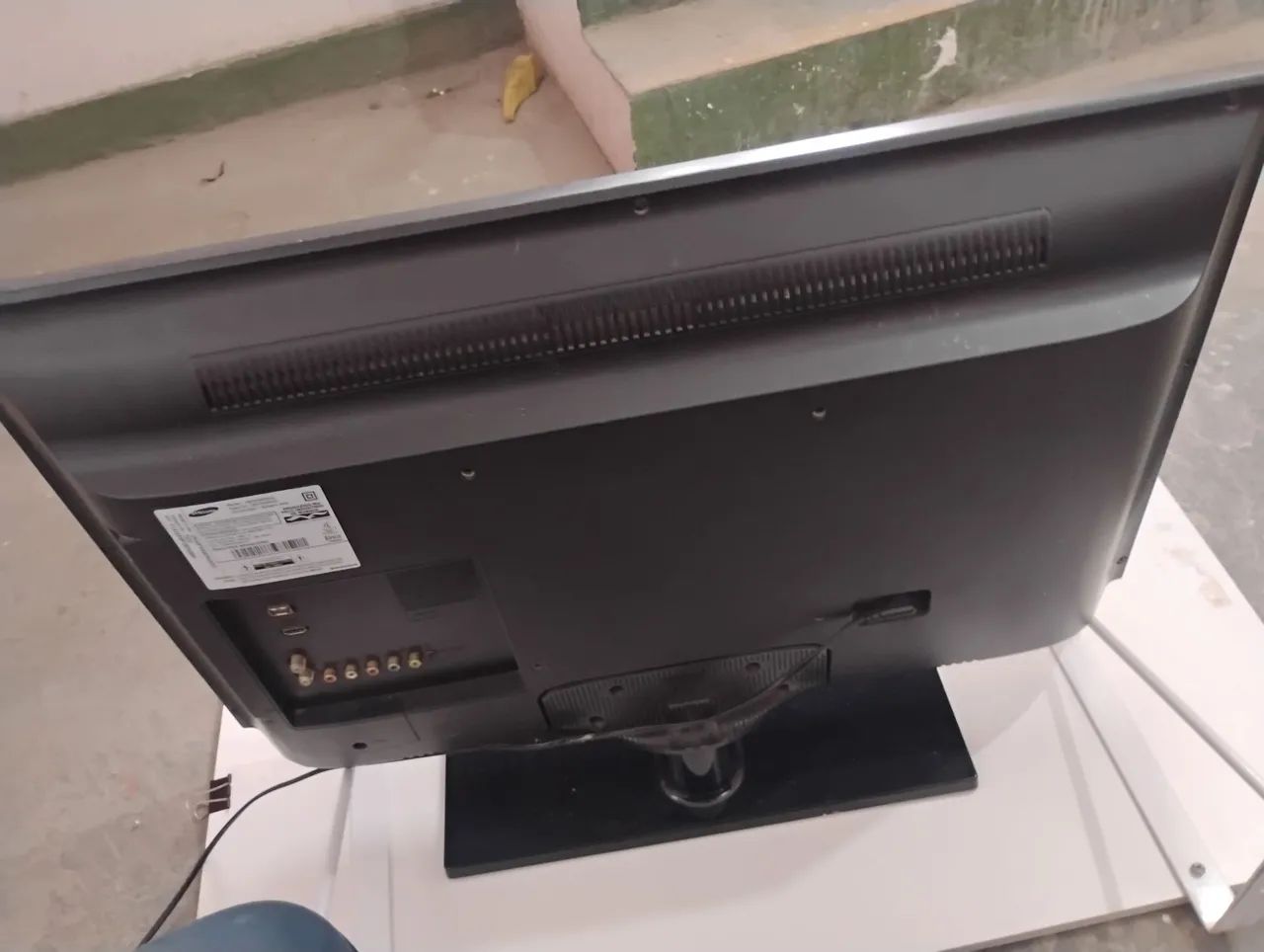 VENDO 3 TVS COM DEFEITO BUSCAR NO LOCAL - Foto 3