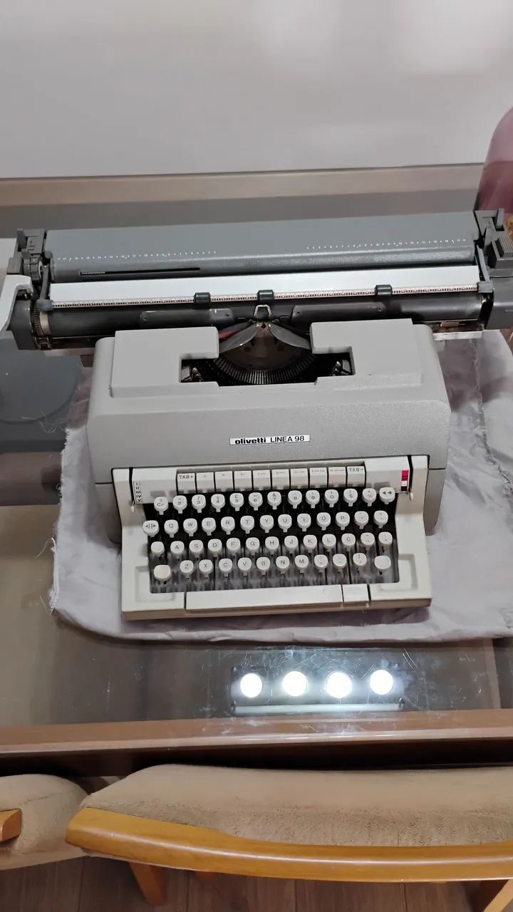 Máquina de escrever Olivetti Linea 98 funcionando  - Foto 3
