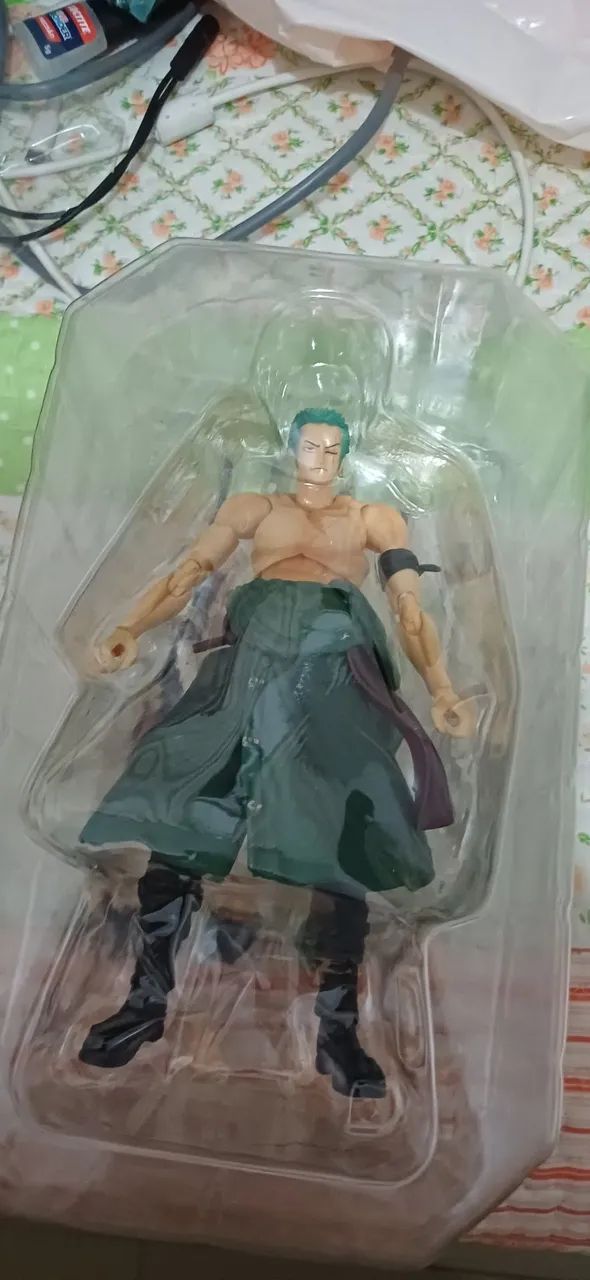 Action figure Zoro bootleg danificada - Foto 2