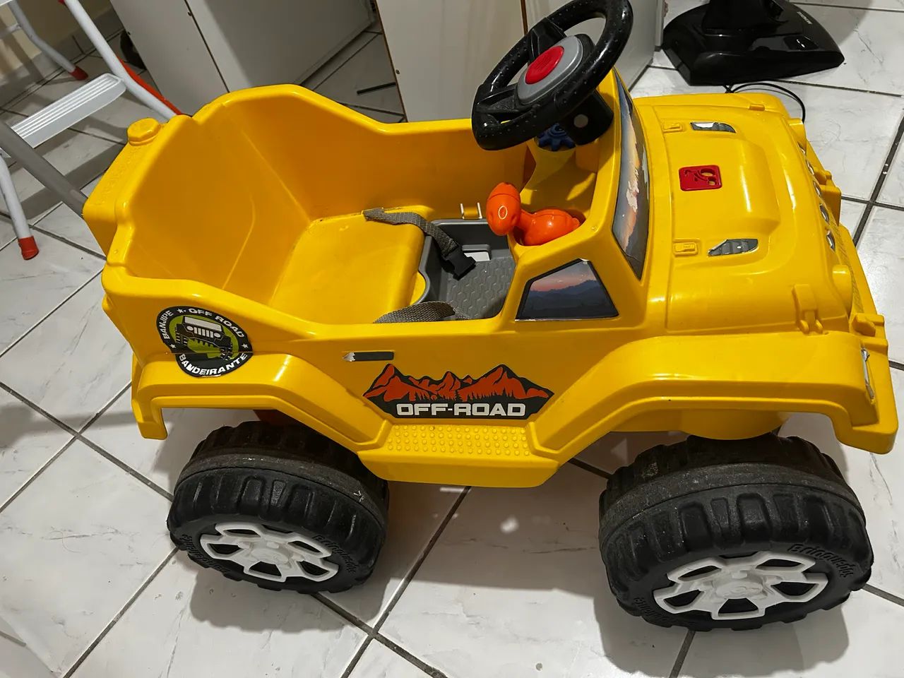 Carrinho de passeio Jeep, com pedal.