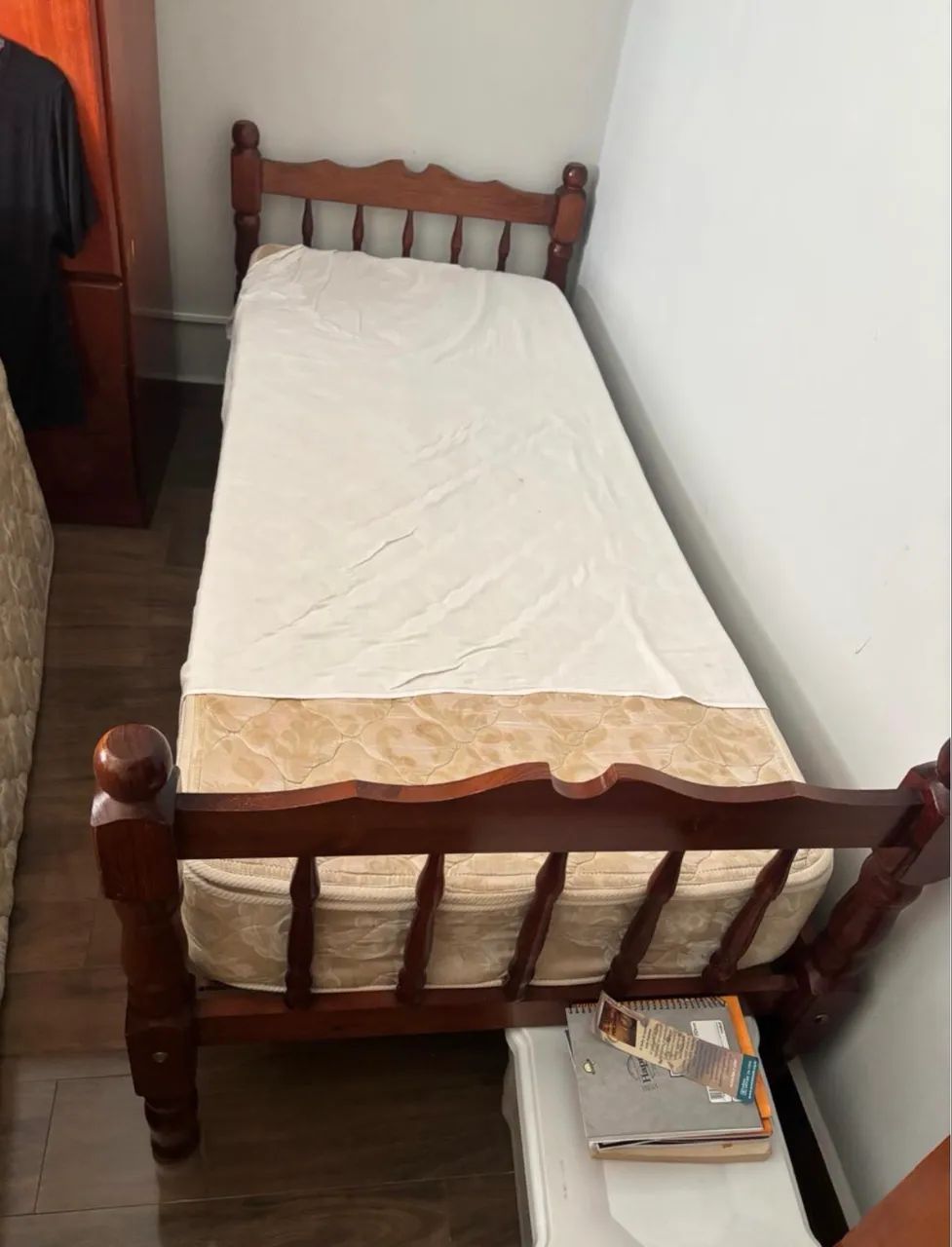 Cama e colchão de solteiro