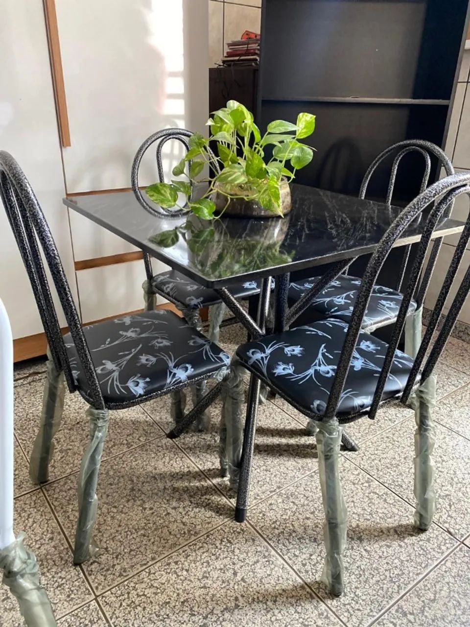 Mesa de Cozinha Marmorizada com 4 Cadeiras Nova, Entrego - Foto 3