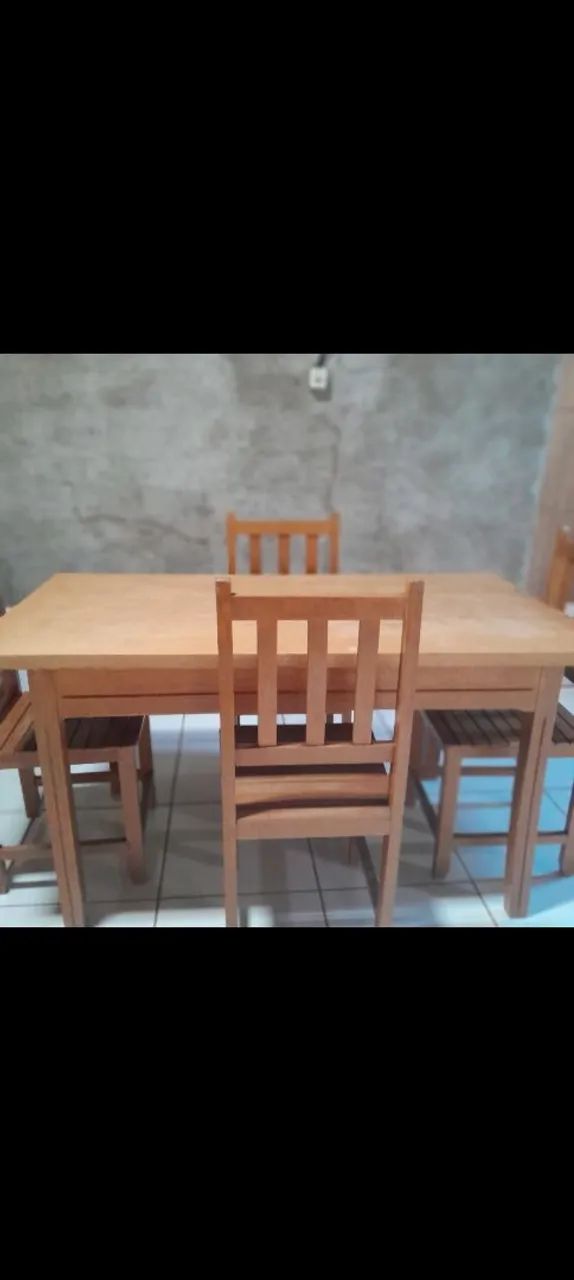VENDE-SE MESA DE MADEIRA COM 4 CADEIRAS  - Foto 2