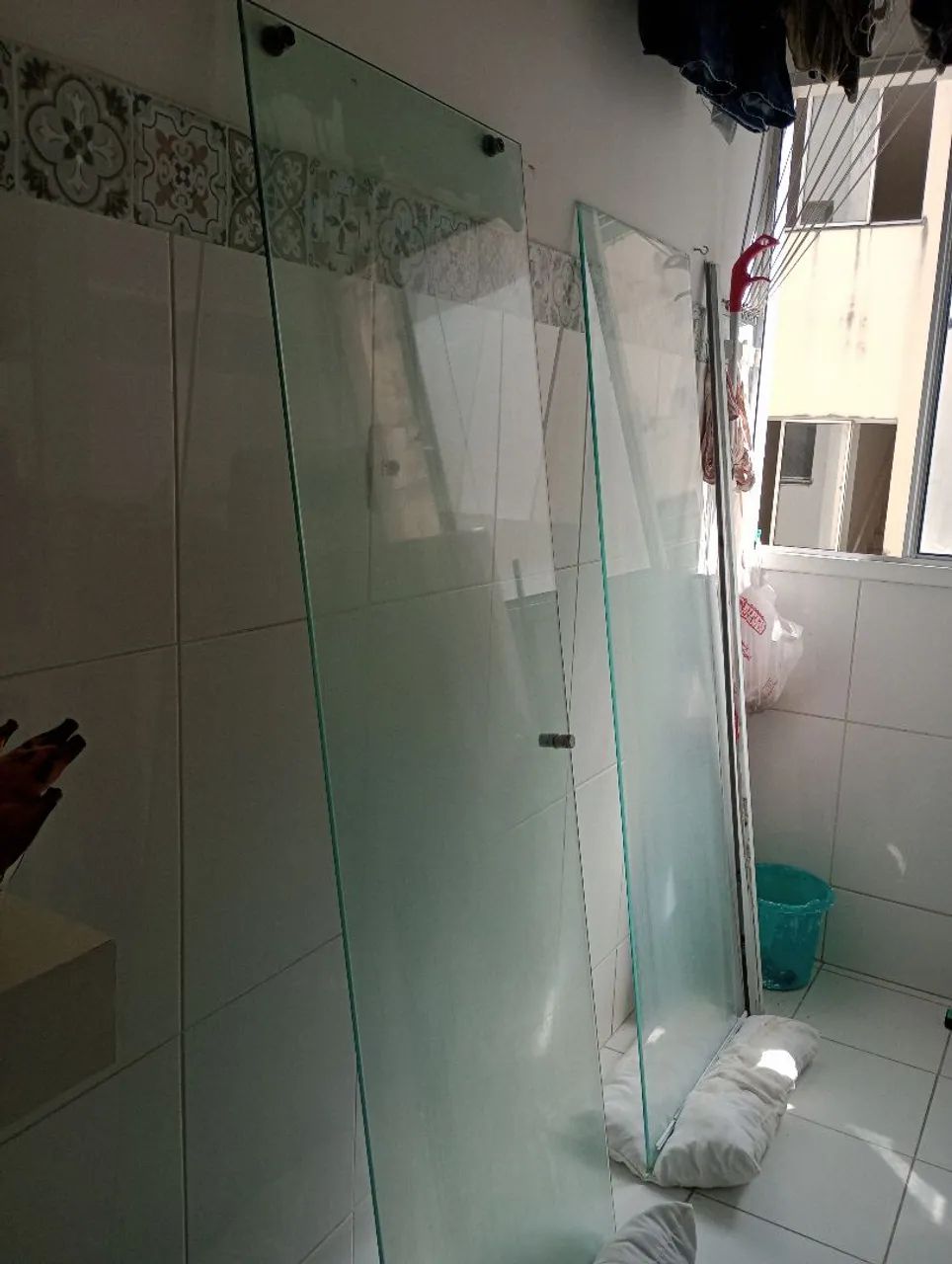 Vendo box e ferragens semi nova 