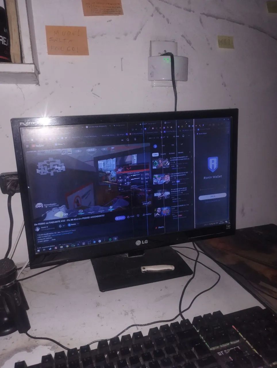 Monitor 24p LG com listras e marca de uso65126765880706121