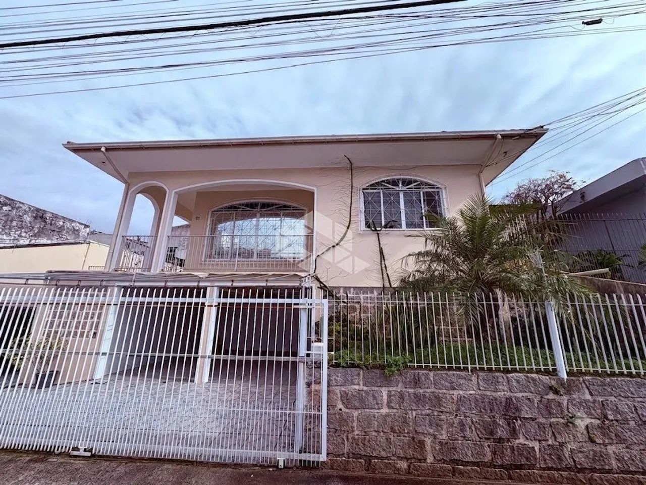 IMÓVEL COM DUAS CASAS NO TERRENO 06 QUARTOS NO BAIRRO - CAPOEIRAS - FLORIANÓPOLIS -SC