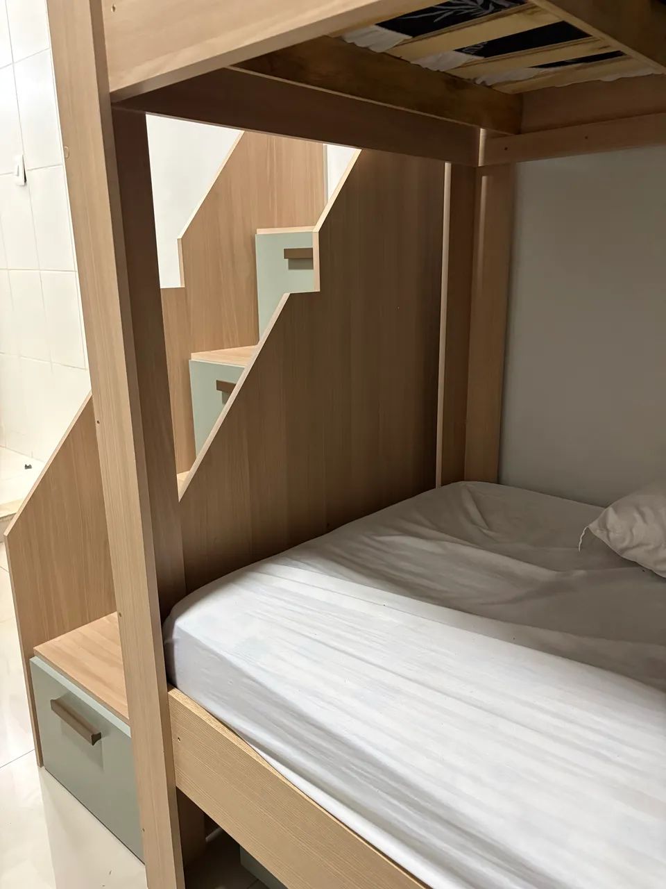 Cama infantil beliche + escada com armário 
