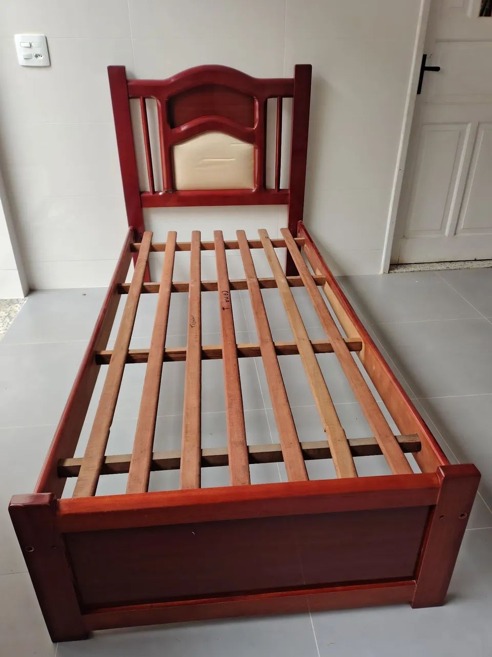 Cama de madeira 