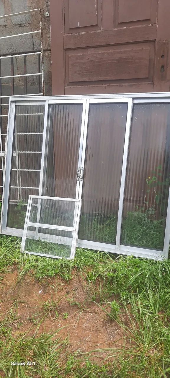 Duas janelas de alumínio e uma bascula 