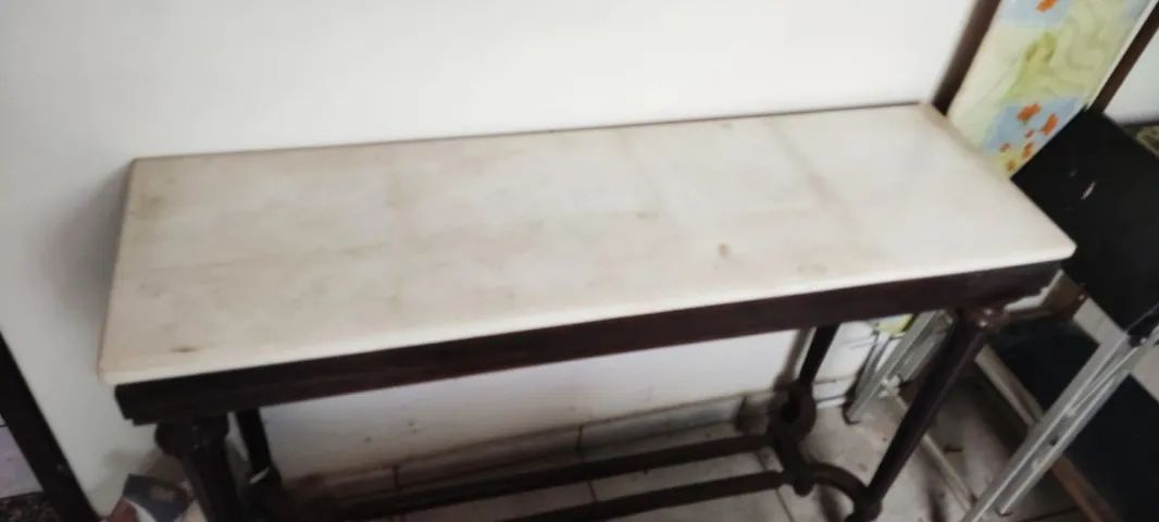 Mesa de tampo de mármore e madeira maciça