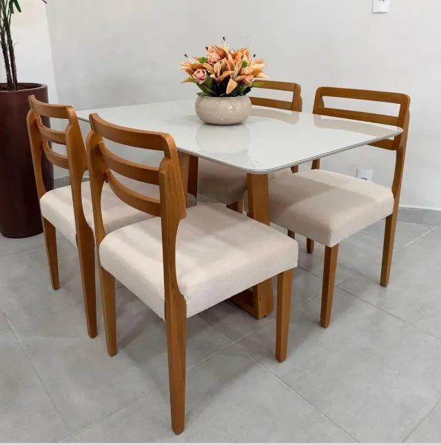 Mesa de jantar com 04 cadeiras Madeira - Foto 4
