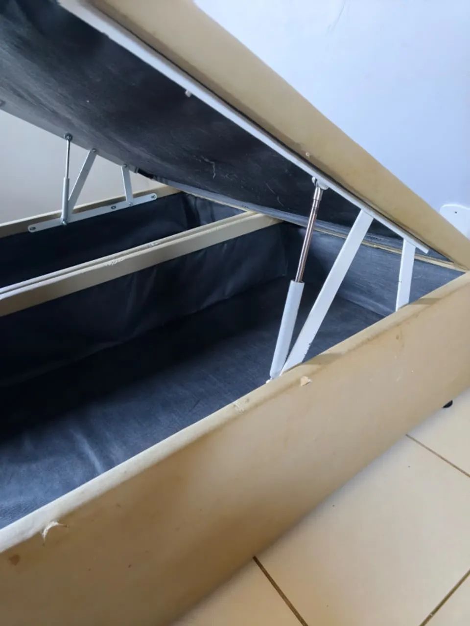 Cama baú tamanho Queen, com estrutura bem acabada excelente, e com 2 amortecedores - Foto 4