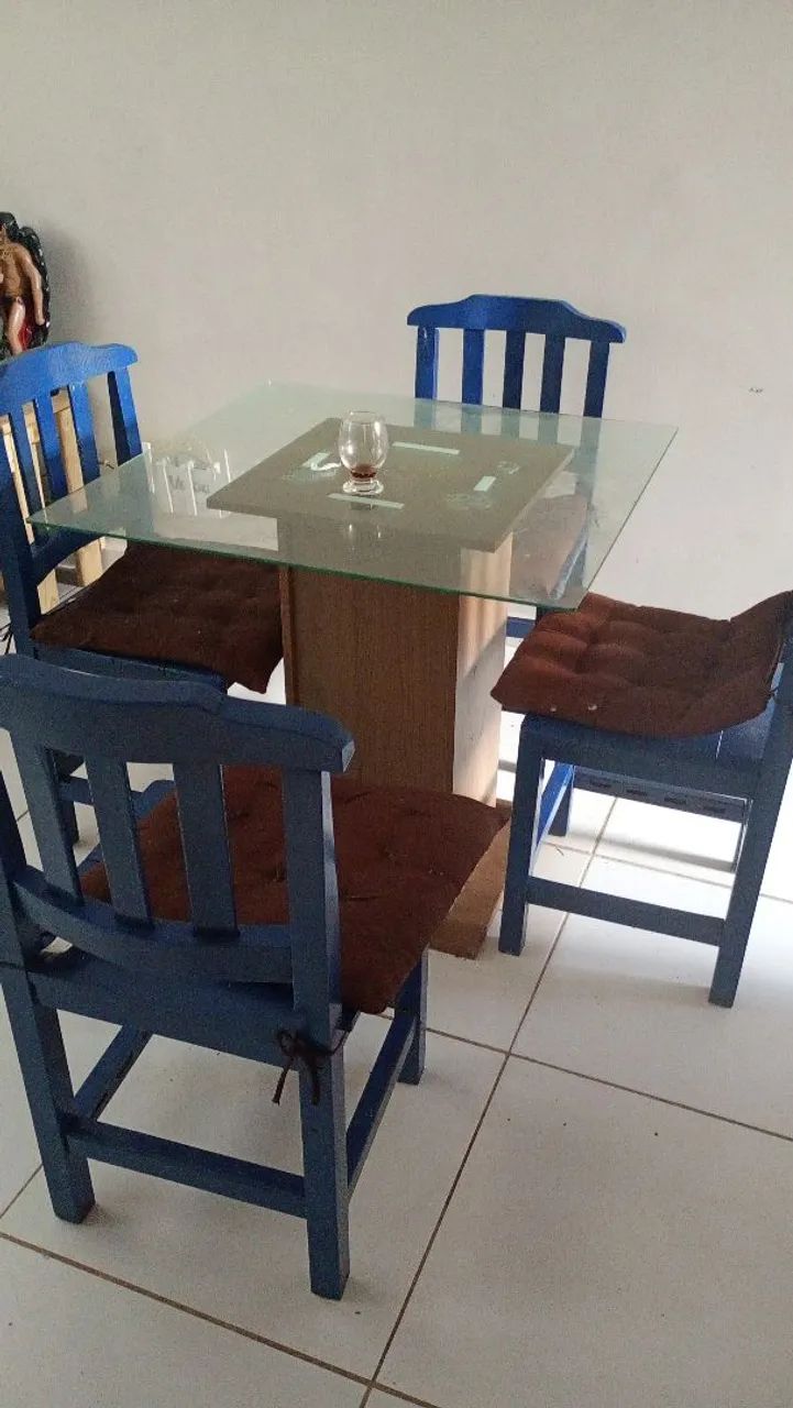 Mesa com 4 cadeiras 