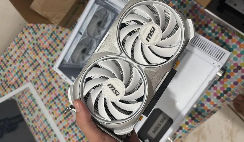 MSI Placa gráfica NVIDIA GeForce RTX 5060 8G Ventus 2X OC branca