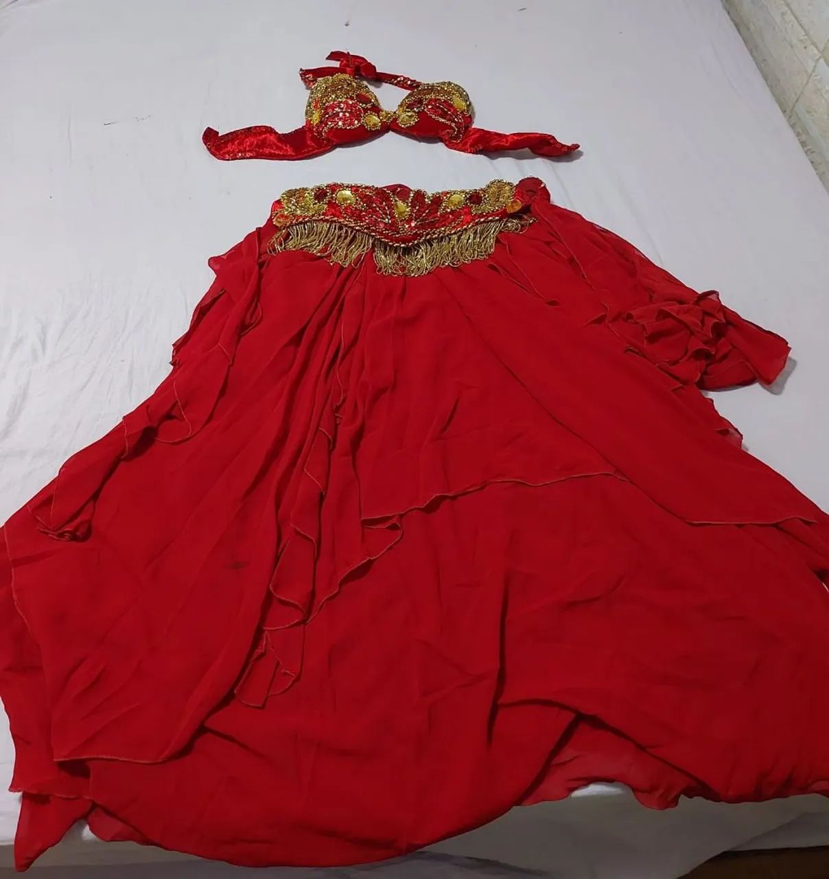 Linda roupa de dança do ventre vermelha e dourada - Foto 2