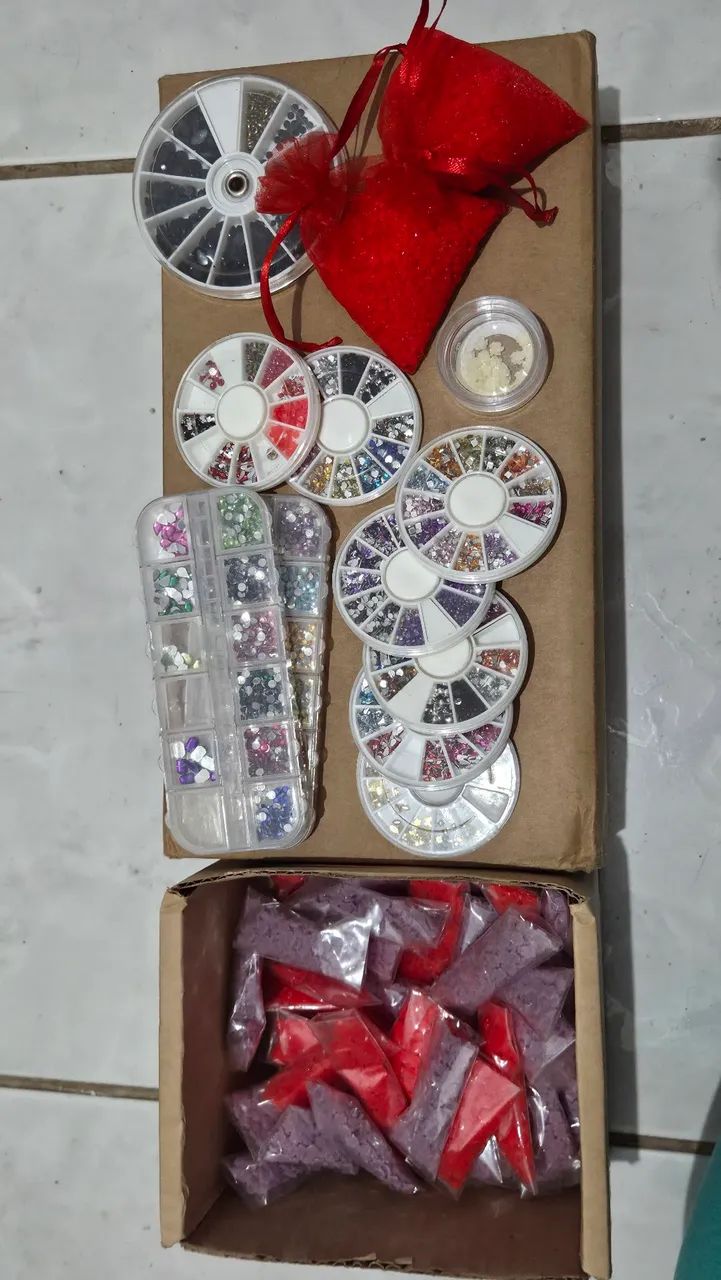 Brilho e rosas de unha