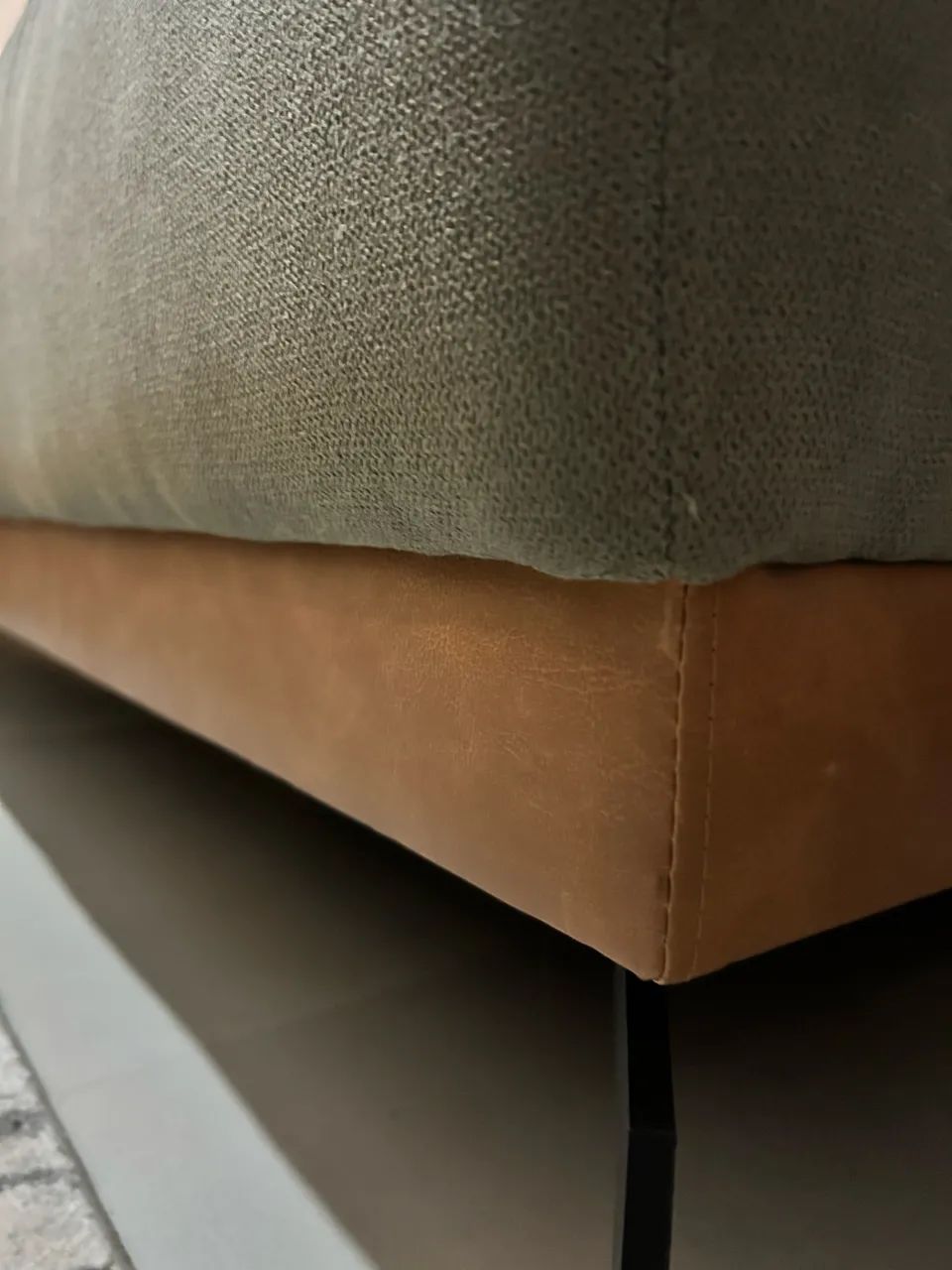 SOFA 2,50M em linho aveludado/ estrutura de madeir - Foto 4