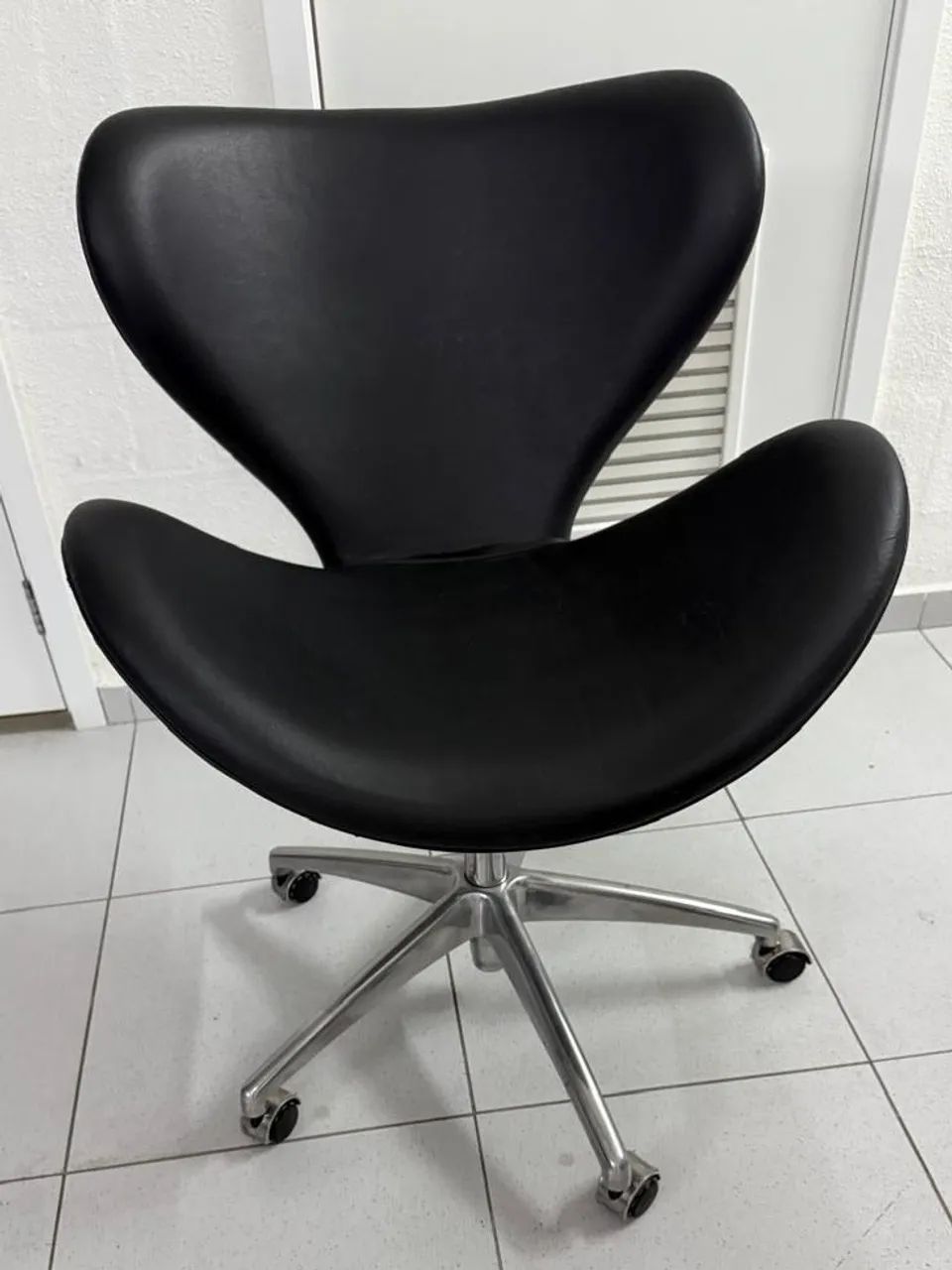 Poltrona Swan giratória couro preta