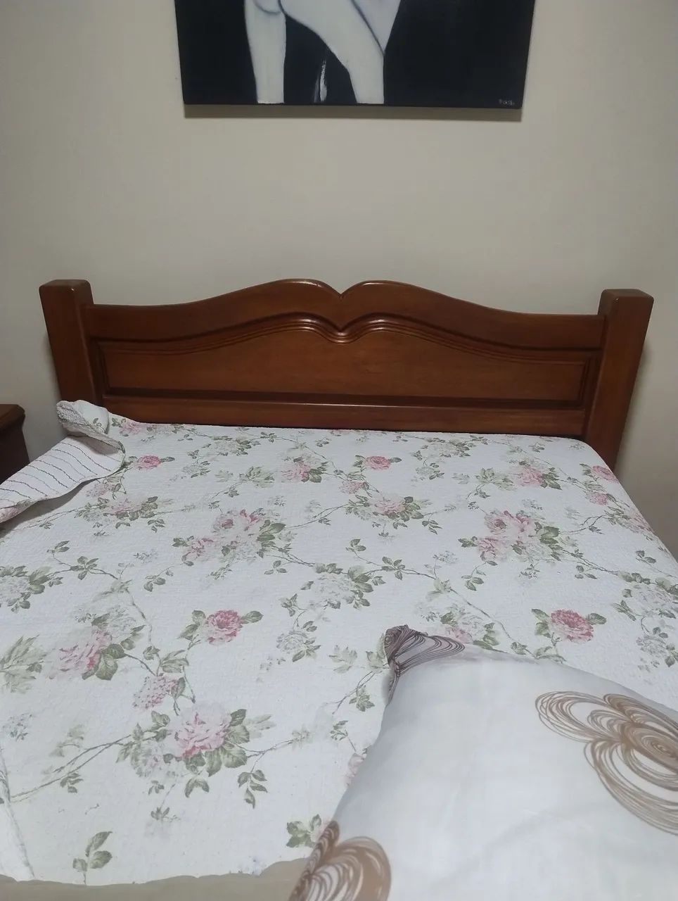 Cama casal , madeira maciça com 4 gavetas e criado mudo 