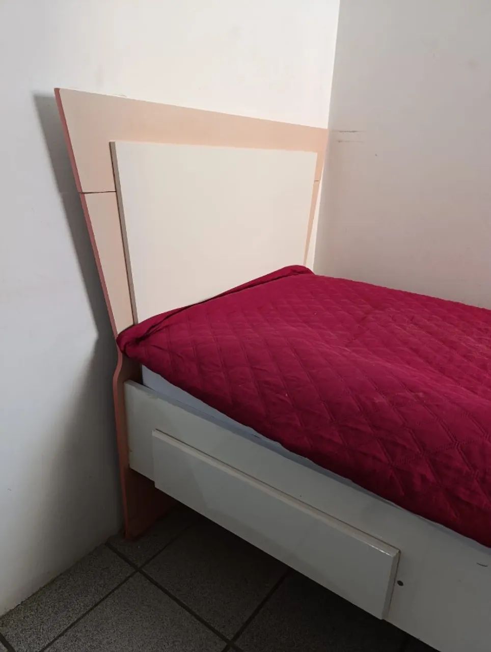 Cama de solteiro com 2 gavetas e cabeceira branca e rosa - Foto 2